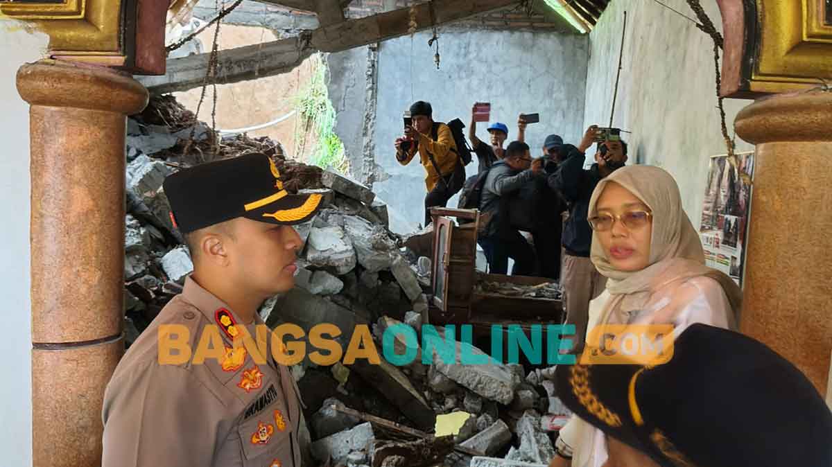 Wakil Bupati Kediri saat meninjau rumah terdampak longsor. Foto: MUJI HARJITA/BANGSAONLINE