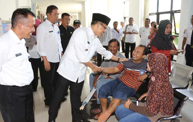Bupati Anas menyapa salah satu pasien di RSUD Blambangan, didampingi Direktur RSUD Blambangan, dr. Taufik Hidayat, (kiri) dan Kadis Kesehatan Banyuwangi dr. Widji Lestariono. (ft: hms pemkab banyuwangi)