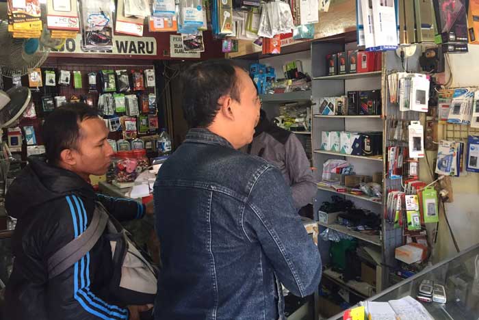 Polisi melakukan olah TKP di konter yang dibobol.