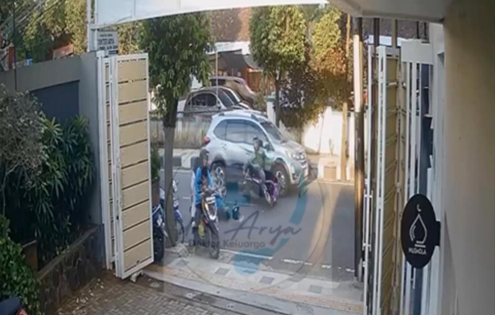 Tangkapan layar rekaman CCTV yang menunjukkan seorang kakek tertabrak motor saat akan mengantre beli LPG 3 kilogram.