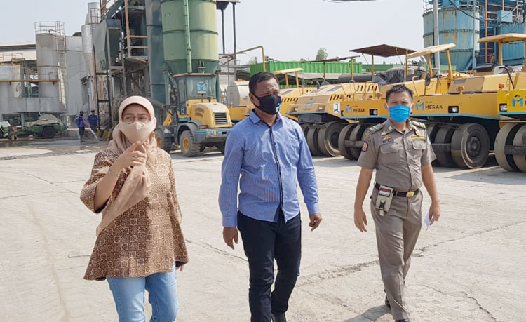 Anggota Pansus Tata Ruang DPRD Pasuruan, Nik Sugiharti (kiri) didampingi pihak perusahaan dan anggota Satpol PP saat melakukan sidak ke PT. Merak Jaya Beton.