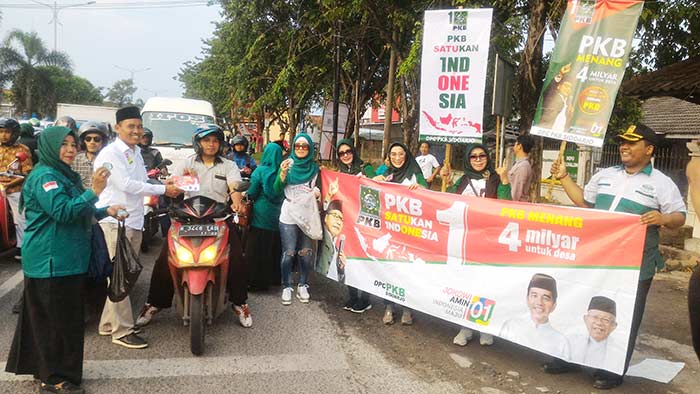 SOSIALISASIKAN 01: Kader PKB Sidoarjo menggelar kampanye simpatik di Jl Raya Candi, Rabu (10/4). foto: MUSTAIN/ BANGSAONLINE
