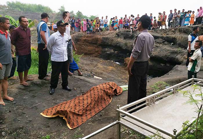 Jenazah korban hendak dibawa ke rumah duka.