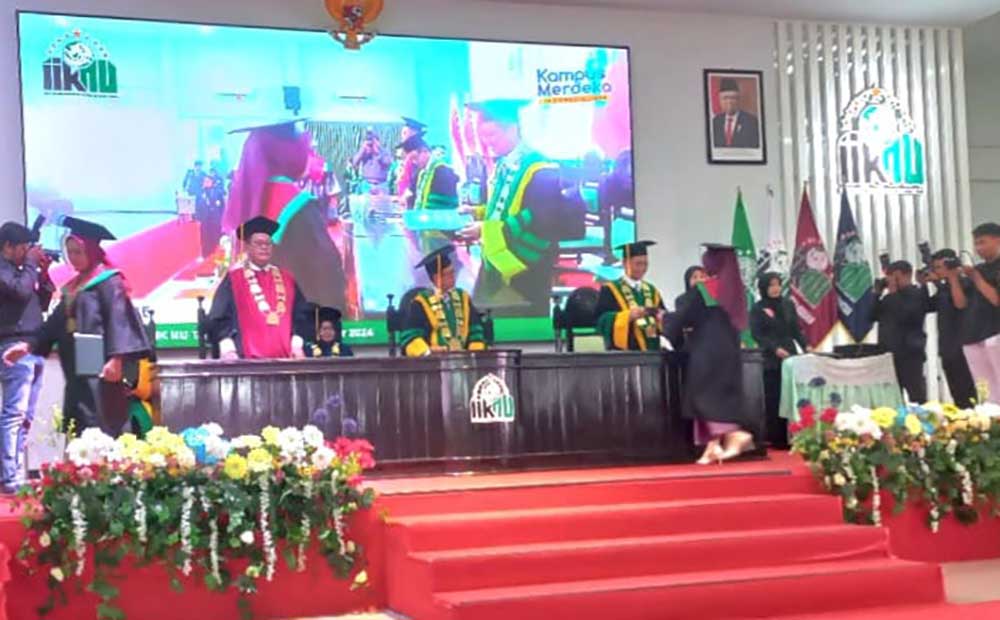 Momen wisuda mahasiswa IIKNU Tuban.