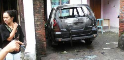 LUDES: Kondisi mobdin pejabat BLH Sidoarjo usai dibakar. (Nanang Ichwan/BangsaOnline.com)