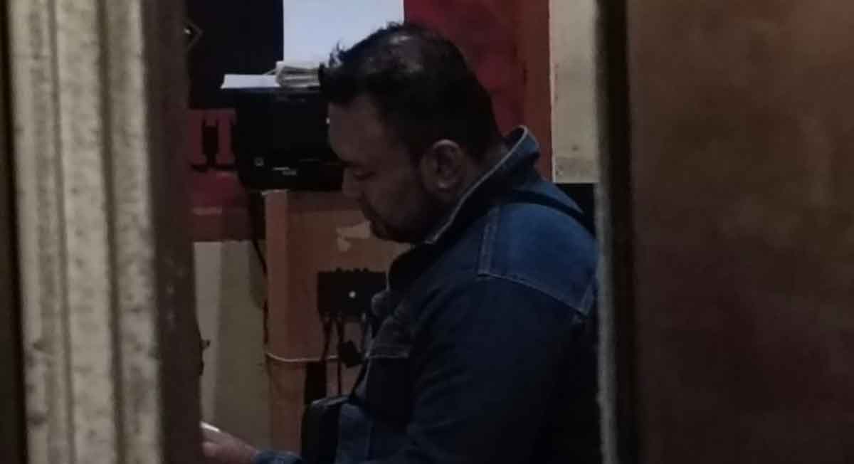Terduga pelaku saat menjalani pemeriksaan di Polres Pamekasan.
