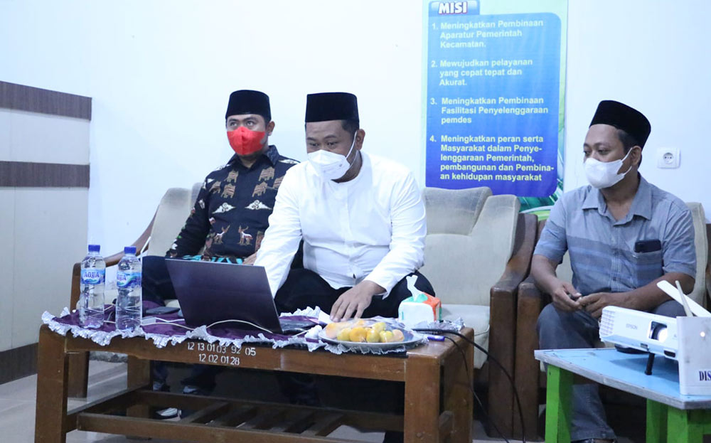 Bupati Gresik saat saat menyampaikan nota RAPBD 2022 via zoom. foto: ist.