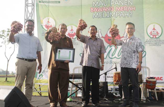 Subdirektorat Pestisida Ir Agus Sutaryanto bersama Kabid Holtikultura Achmad Zakin dan Executive Director CropLife Indonesia Agung Kurniawan saat menunjukan kualitas bawang merah petani. foto: BAMBANG DJ/ BANGSAONLINE