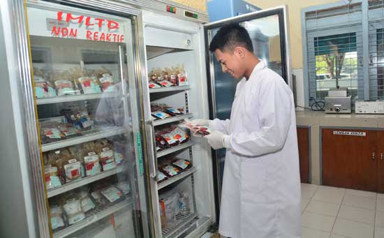 Petugas PMI memeriksa kebutuhan darah di PMI Lamongan. (foto: haris/BANGSAONLINE)