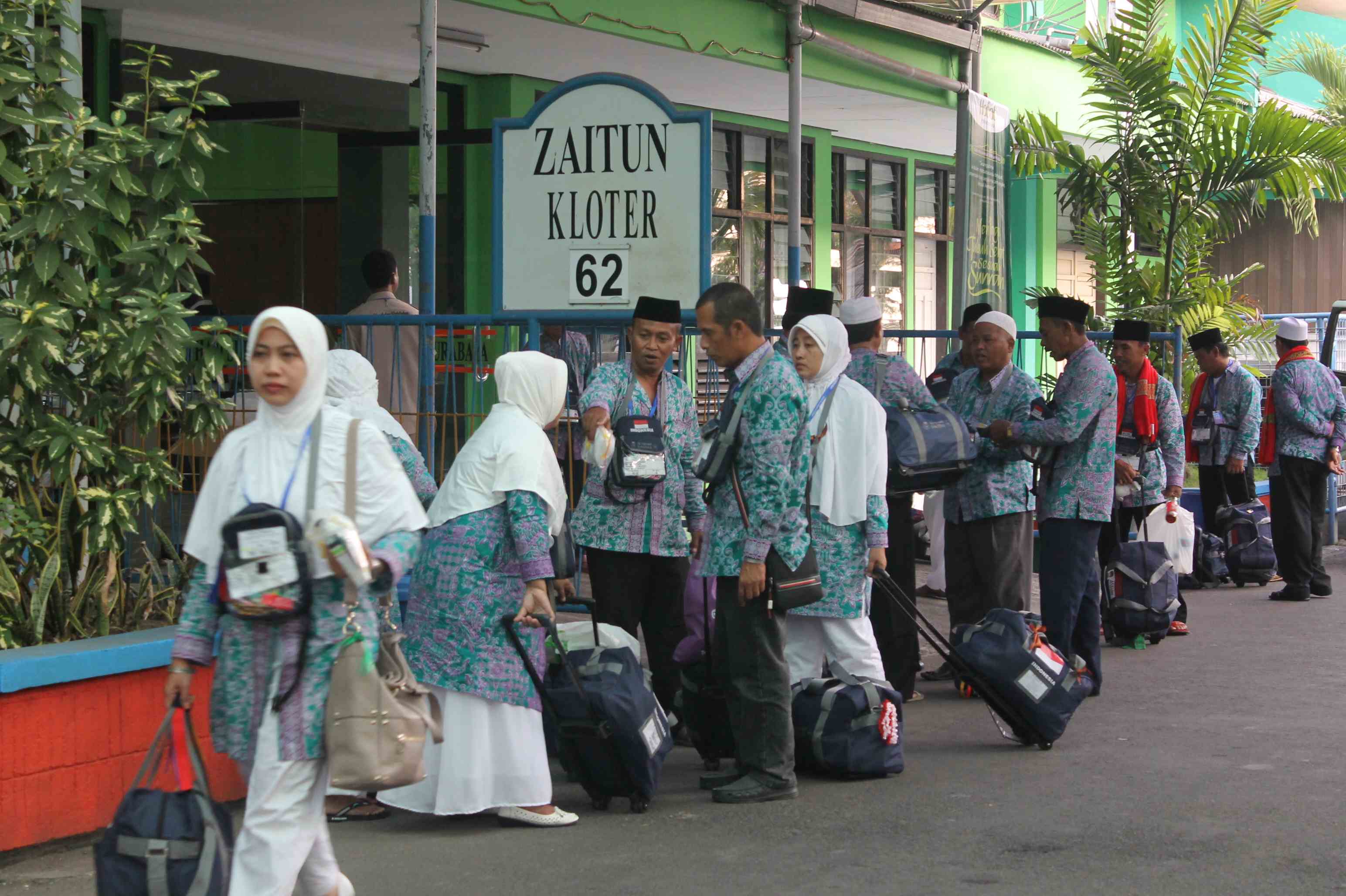 Jemaah calhaj kloter 62 usai menjalani proses pemeriksaan dokumen dan kesehatan di Asrama Haji Surabaya, Jumat (26/9/2014). foto: nur faishal/Bangsa Online