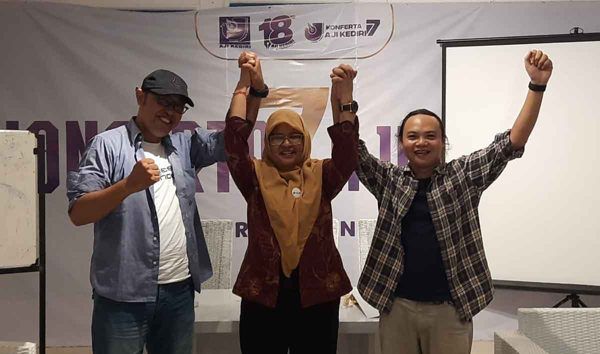 Agung Kridaning Jatmiko (kiri) dan Kholisul Fatikhin (kanan) bersama Ketua Umum AJI Indonesia, Nani Afrida. Foto: Ist