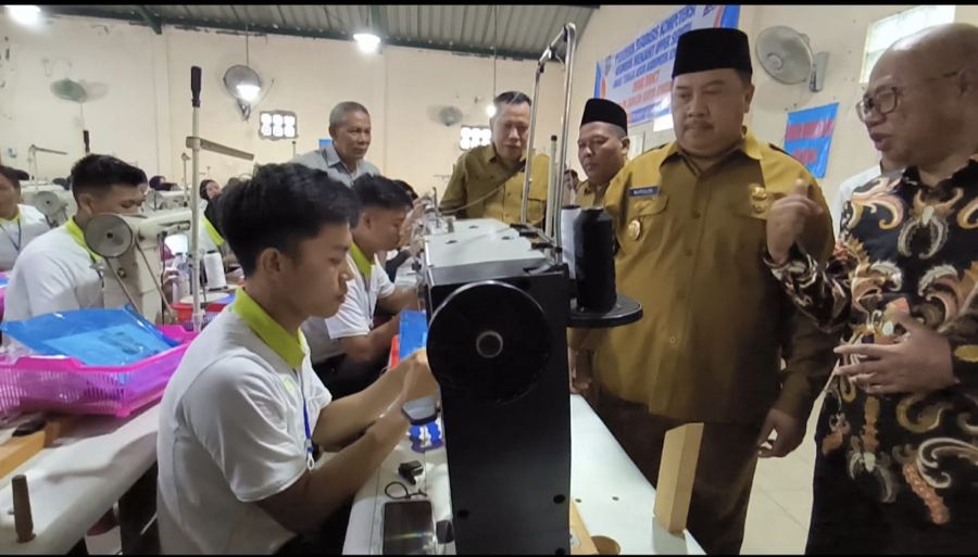 Bupati Jombang, Warsubi mengunjungi Lembaga Pelatihan Kerja (LPK) Bangun Karya