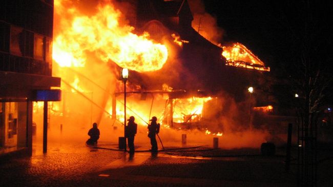 Tampak gereja St George di Zavorychi, Ukraina, terbakar setelah diserang oleh sejumlah pasukan Rusia, Senin (7/3/2022), waktu setempat. Ilustrasi. (iStock/htjostheim)/CNN