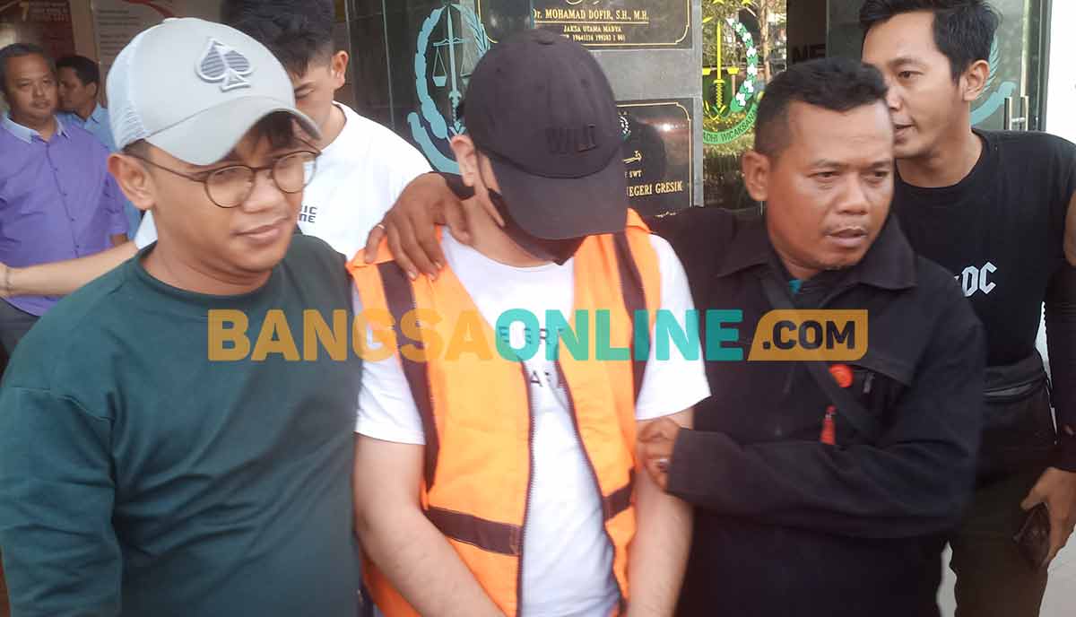 Tersangka saat digelandang ke rumah tahanan Banjarsari, Cerme. Foto: SYUHUD/BANGSAONLINE
