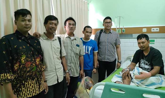  Caleg PDIP Gresik, H. Nashikul bersama jajaran pengurus DPC saat menjenguk korban Nurman yang menjalani perawatan di RSUD Ibnu Sina. Foto: Ist.
