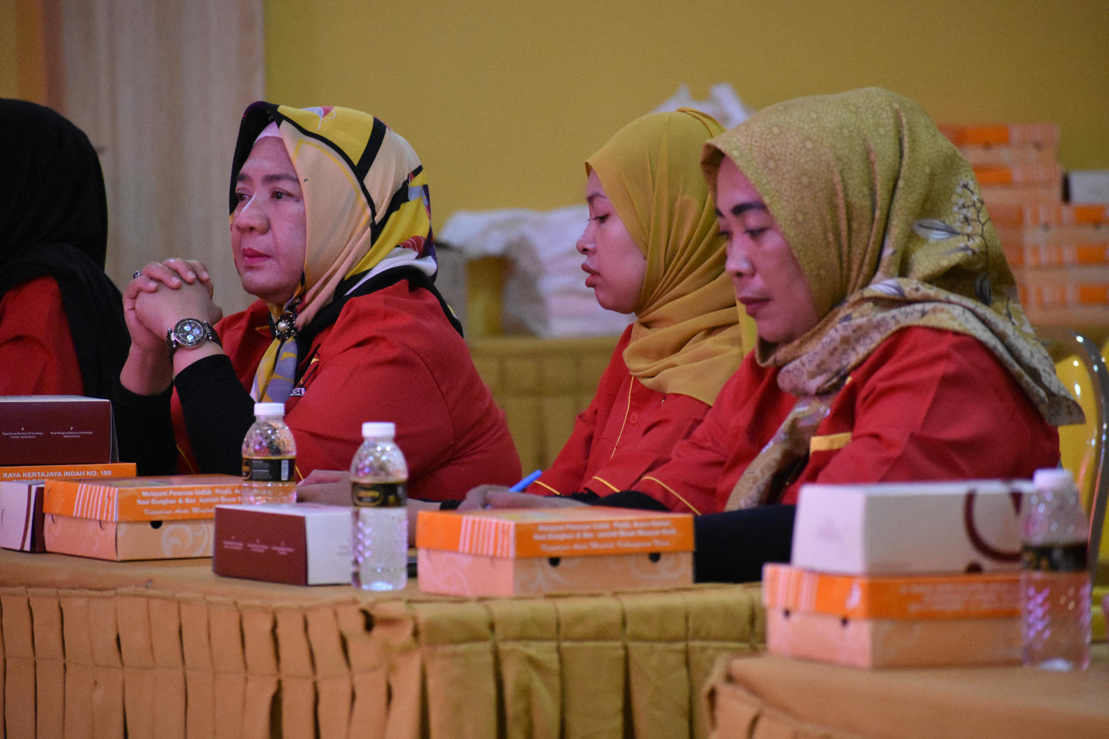 Anis Ambiyo Putri (kanan), Wakil Sekretaris SOKSI Golkar Jatim,  saat rapat konsolidasi. Foto: ist