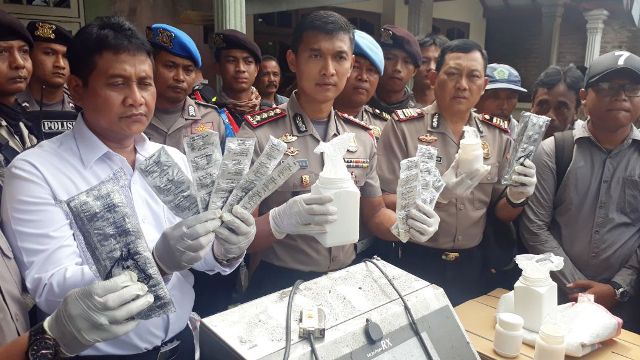 Kapolresta Sidoarjo menunjukkan hasil penggerebekan  pabrik pil PCC di Mapolresta Sidoarjo, Rabu (17/1). 