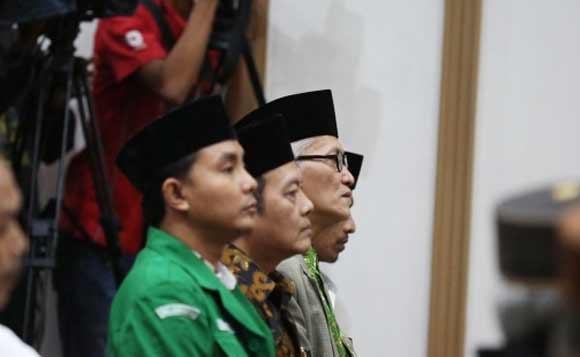 Wakil Rais Aam PBNU, KH Miftahul Ahkyar (tengah) saat dihadirkan sebagai saksi ahli oleh JPU dalam lanjutan sidang kasus penistaan agama dengan terdakwa Gubernur DKI Jakarta, Basuki Tjahaja Purnama. foto: Merdeka.com