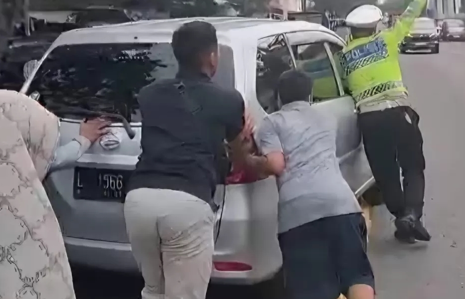 Petugas Posyan Terminal Satlantas Polres Lamongan saat mendorong mobil pemudik