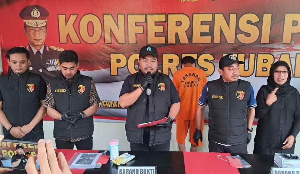 Satreskrim Polres Tuban tangkap ayah yang setubuhi anak angkat. Foto: Udin.