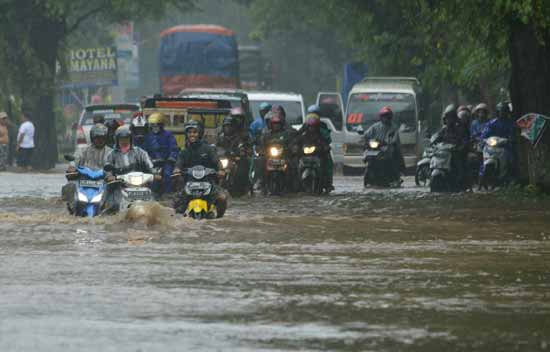 Banjir di jalan Pantura Desa Pasir Putih, Kecamatan Bungatan Kabupaten Situbondo.
