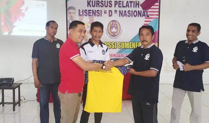 Pembukaah kursus kepelatihan lisensi D ditandai dengan penyerahan kaos peserta.