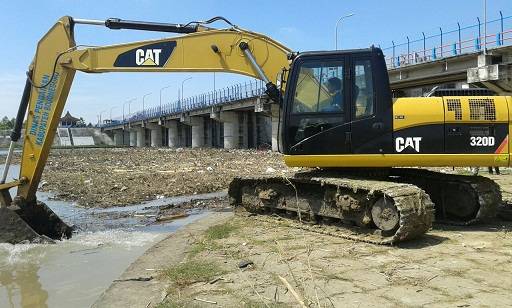 Tampak petugas sedang melakukan pembersihan sampah.