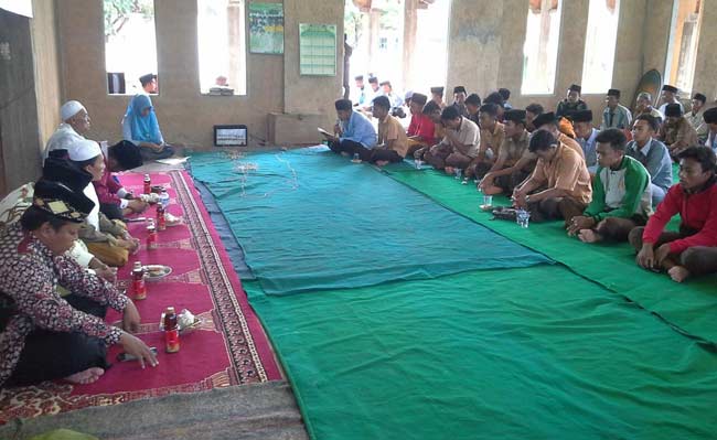 Suasana saat siswa istighasah. foto: rahmatullah/ BANGSAONLINE