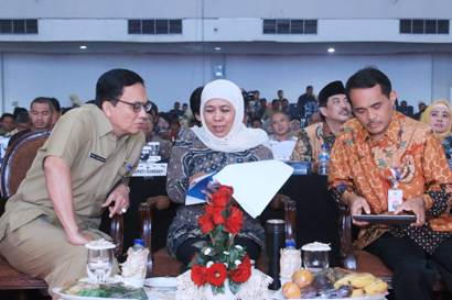 Gubernur Jawa Timur saat mengumpulkan  kepala desa, camat, hingga kepala daerah se Jawa Timur dalam rangka Rapat Kerja Percepatan Penyaluran dan Pengelolaan Dana Desa di tahun 2020. Sebanyak 7.724 kepala desa di Jawa Timur dikumpulkan di Jatim Expo, Surabaya, Selasa (25/2). foto: istimewa/ bangsaonline.com 