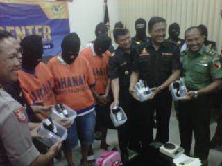BUKTI – Ketiga tersangka dan baranh bukti sabu 1.680 gram ditunjukkan petugas, di kantor Bea Cukai Tanjung Perak Surabaya, Kamis (8/5/2014). foto : rusmiyanto/BangsaOnline

