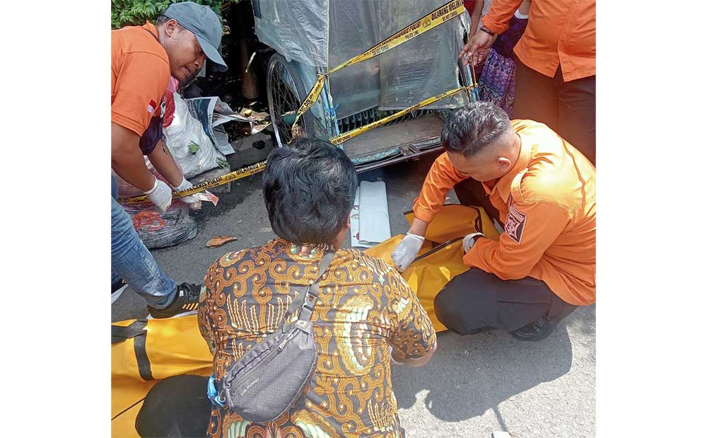 Petugas saat mengevakuasi jasad bayi yang ditemukan di tumpukan sampah.