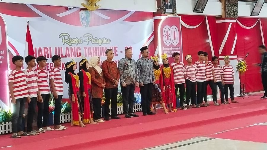 Bupati Sampang, H. Slamet Junaidi saat berfoto bersama penari Sato