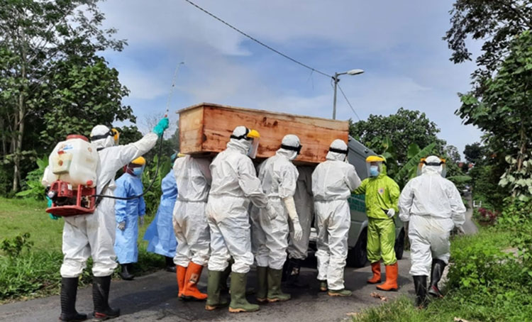 Pemakaman pasien Covid-19 di Kota Blitar. (foto: ist)