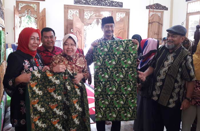 Wali Kota Surabaya Tri Rismaharini didampingi Ketua DPC PDIP Gresik Siti Muafiyah saat mengunjungi batik pitutur Cerme Lor. foto: SYUHUD/ BANGSAONLINE