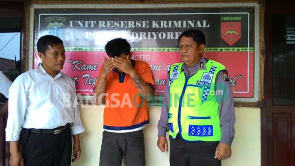 Pelaku ketika diamankan di Polsek Driyorejo. foto: syuhud/ BANGSAONLINE