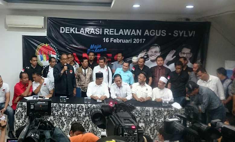Relawan Agus-Sylvi dari Komite Nasional Masyarakat Indonesia (KMNI) mendeklarasikan dukungan ke paslon nomor urut tiga, Anies-Sandi di Jalan Cikajang nomor 60, Kebayoran Baru, Jakarta Selatan, Kamis (16/2).