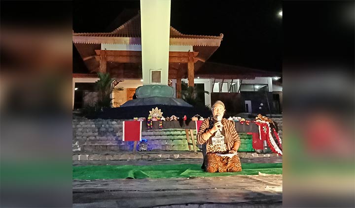 Ki Bagong Sabdo Sinukarto saat membacakan Mocopat.