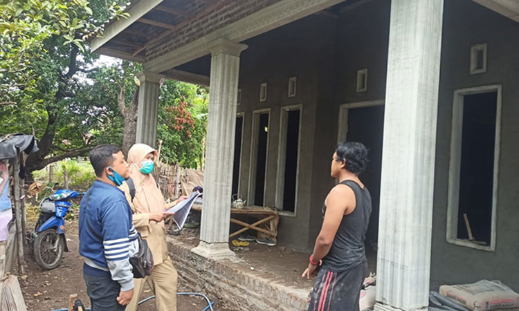 Petugas DPKP Kabupaten Pasuruan saat melakukan monitoring. (foto: ist)