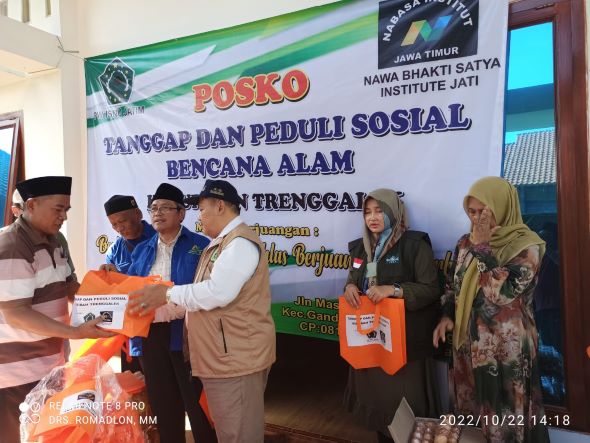 Prof Fatoni dan KH Romadon Sukardi saat memberikan bantuan kepada para korban banjir di Trenggalek. Foto: bangsaonline.com