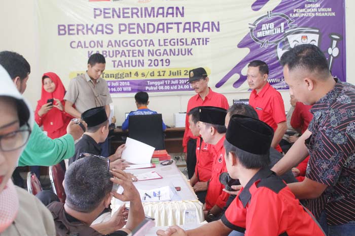 DPC PDI Perjuangan Nganjuk saat mendaftarkan bacaleg, di hari terakhir pendaftaran. Foto: BAMBANG DJ/BANGSAONLINE

