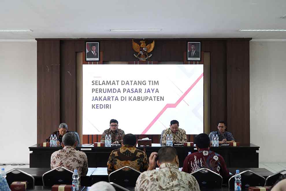 Bupati Kediri Hanindhito Himawan Pramana (nomor 2 dari kiri) saat menerima jajaran Perumda Pasar Jaya. (Ist)