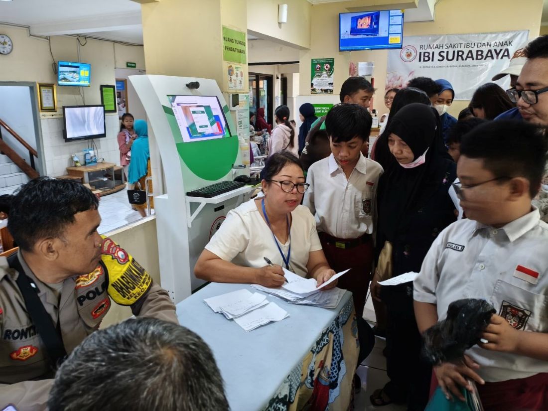 Para siswa yang keracunan saat didata di RS Ibu dan Anak