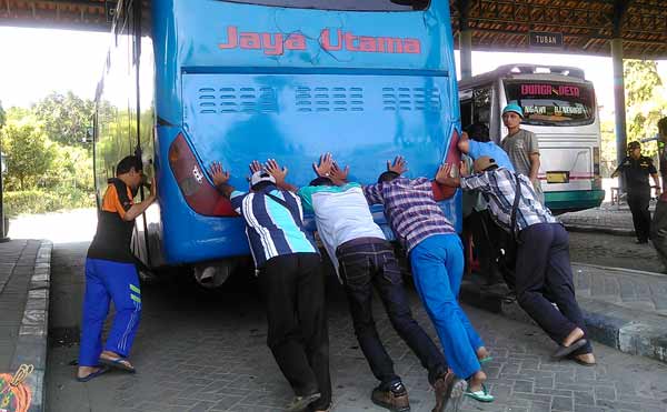 DORONG. Salah satu bus jurusan Bojonegoro-Cepu yang harus didorong karena mengalami masalah pada akinya. Foto: Eky nurhadi/BANGSAONLINE