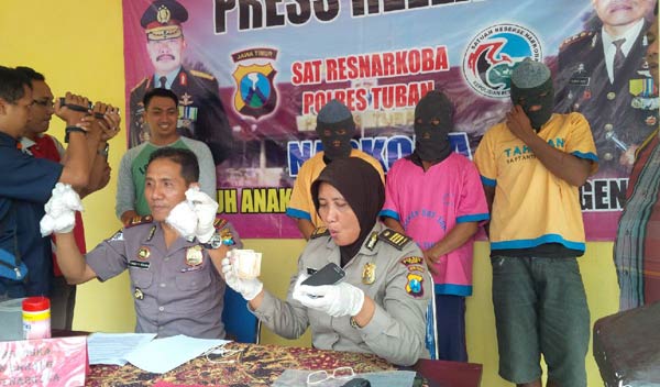Polisi saat mengekspos tersangka dan barang bukti di Mapolres Tuban. foto: suwandi/ BANGSAONLINE