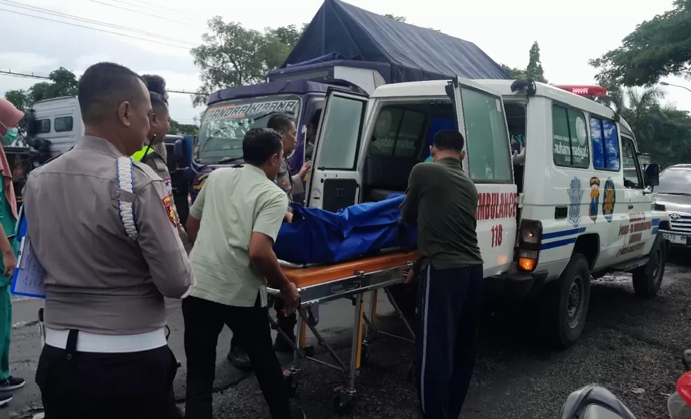 Jenazah korban saat dievakuasi menuju RS Muhammadiyah Lamongan