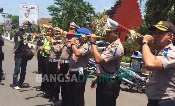 Anggota Polres kediri kota saat menggunakan Trompet. foto: arif kurniawan/ BANGSAONLINE