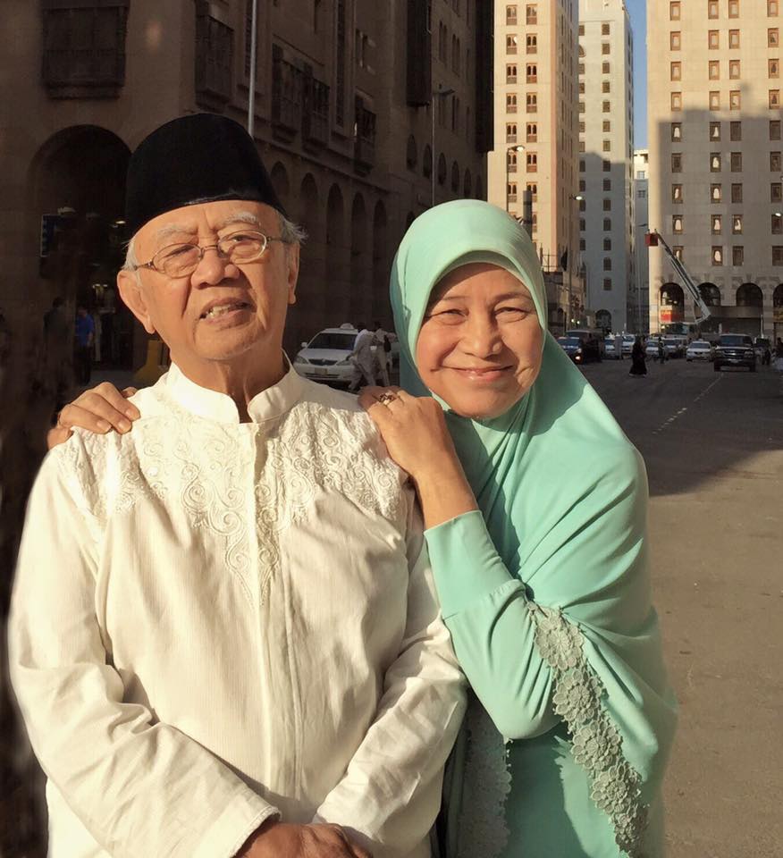 Dr (HC) Ir KH Salahuddin Wahid (Gus Sholah) bersama sang istri, Nyai Hj Farida Salahuddin Wahid. foto: dokumentasi pribadi