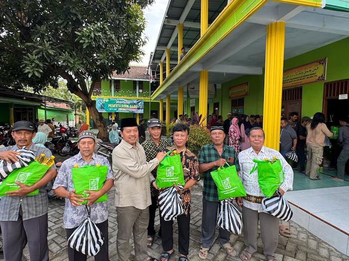 Wakil Ketua DPRD Nganjuk Ulum Basthomi Salurkan 350 Paket Sembako untuk Warga Dapil II