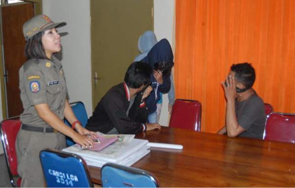 Dua pasang muda-mudi saat didata di kantor Satpol PP Nganjuk. foto: soewandito/BANGSAONLINE