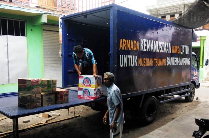 ANGKUT: Bantuan yang digalang NasDem Sidoarjo mulai dinaikkan ke truk, Kamis (3/1). foto ist